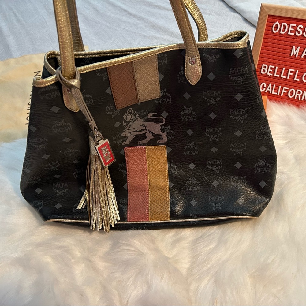 💯 Authentic Preloved MCM Princess Lion tote bag with bag charm and tassel